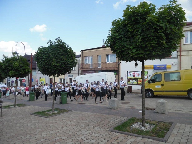 Orkiestra na czele korowodu seniorów na Chęcińskim rynku images